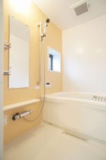 イメージ。換気と採光を考慮した小窓があって明るく清潔感あるバスルームは、沸かし直しができて経済的な追焚給湯機能付き♪(風呂)