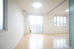 カウンターキッチン越しに望むリビング＆ダイニングと南側洋室♪ＬＥＤ照明が備え付けのため、入居時の費用軽減＆電気代節約にお役立ち♪(居間)