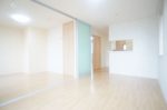 北欧風のテイストを感じさせる白木調のコーディネーションは、シンプルデザインの建具が明るい色調と相まって一層爽やかな印象♪(居間)