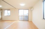 キッチンから見たリビングスペースと寝室♪いずれもＬＥＤ照明が備え付けのため、入居時の費用軽減＆電気代節約にお役立ち♪(居間)
