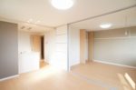 南洋室は寝室にしてもいいし、ＬＤＫと繋ぎ間なのでスライディングスクリーンを開放して、広いリビングとしてもご利用できます♪(居間)