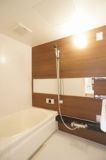 沸かし直しができて経済的な追焚給湯機能が付いた明るい雰囲気の浴室♪一日の疲れを癒やしてくれます♪(風呂)