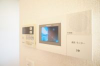 来訪者を声と映像で確認できて安心なカラーモニター付ドアホン♪今や必須アイテムのひとつですよね♪