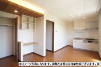 深みのある木目調のフローリングに変更し、高級感ある空間を演出♪前面が駐車場で南向きの為、陽当り良く快適な空間です(居間)