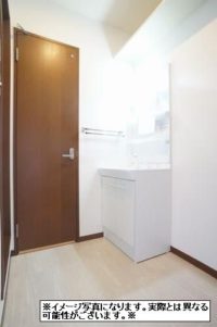 忙しい朝の洗髪に大助かりの洗髪洗面化粧台を配した洗面